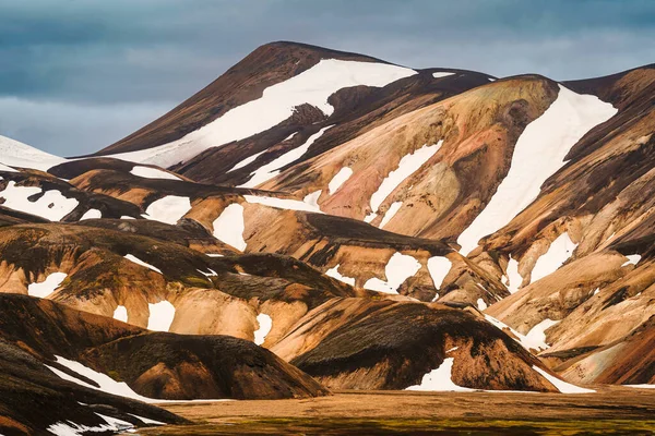 Paisaje Majestuosa Cordillera Volcánica Con Nieve Cubierta Reserva Natural Fjallabak — Foto de Stock
