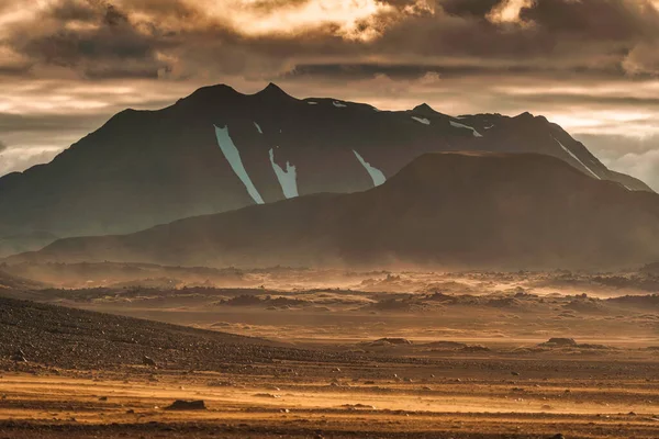 Dramatyczny Krajobraz Zakurzonej Wulkanicznej Góry Odległej Pustyni Lecie Islandzkich Wyżynach — Zdjęcie stockowe