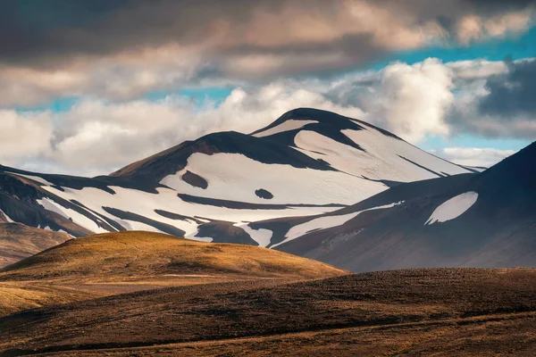 Величественная Вулканическая Гора Холм Глухой Дикой Природе Геотермальной Территории Летом — стоковое фото