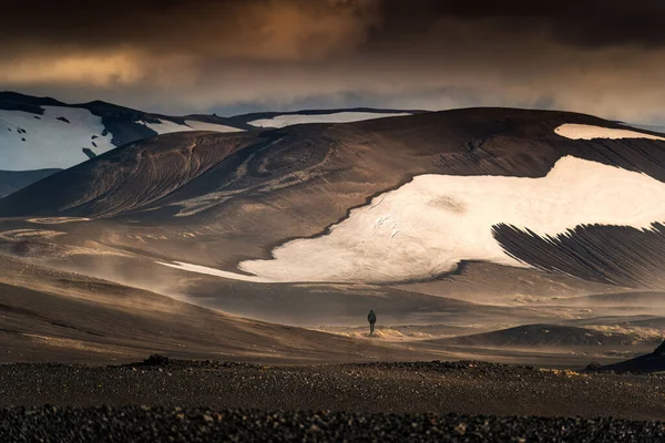 Paisagem Dramática Homem Viajante Caminhando Montanha Vulcânica Empoeirada Deserto Remoto — Fotografia de Stock