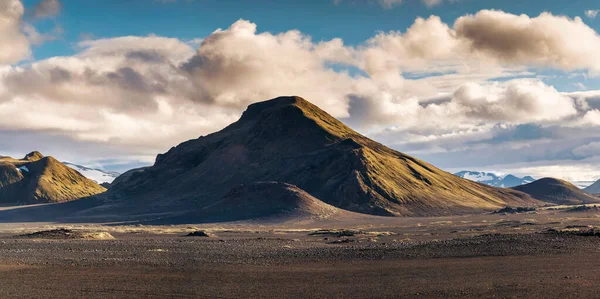아이슬란드 지대에서 여름철 광야에서 하늘을 배경으로 화산의 아름다운 — 스톡 사진