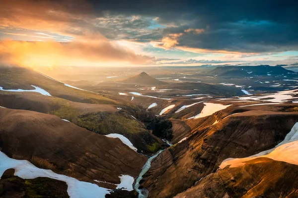 아이슬란드 지대에서 여름철 지대에서 하늘로 타오르는 화산의 풍경을 공중에서 — 스톡 사진