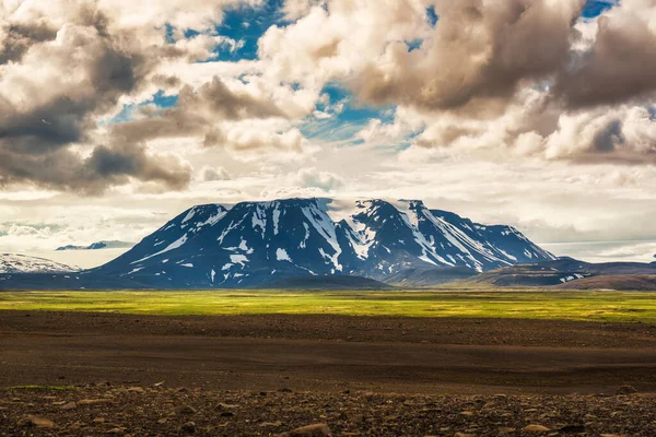 Πανόραμα Τοπίο Ηφαιστειακού Βουνού Απομακρυσμένη Άγρια Φύση Καλοκαίρι Στην Ισλανδική — Φωτογραφία Αρχείου