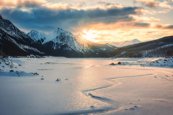 加拿大艾伯塔省贾斯珀国家公园 美丽的日出美景笼罩着岩石山和结冰的湖面 — 图库照片