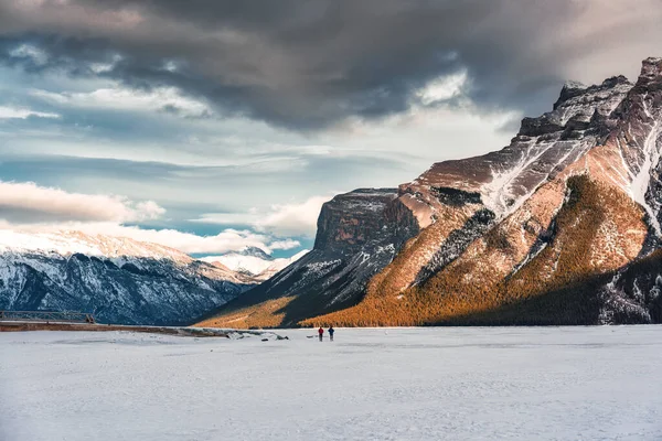 加拿大Ab班夫国家公园 冬季结冰的Minnewanka湖与岩石山的美丽景色 — 图库照片