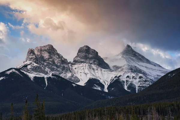 カナダ Ab州キャンモアのバンフ国立公園で朝の岩の多い山々の3人の姉妹の山の上の風景日の出 — ストック写真