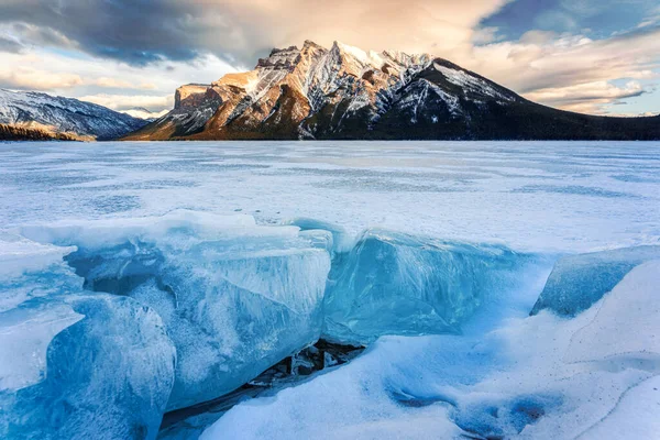 Озеро Мінневана Скелястими Горами Крижаним Льодом Взимку Банф Національному Парку — стокове фото