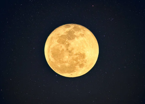 Faza Żółtej Pełni Księżyca Kraterem Teksturowanym Świecącym Gwiaździstym Nocnym Niebie — Zdjęcie stockowe