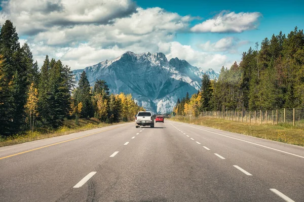 Road Trip Met Auto Rijden Snelweg Naar Rotsachtige Bergen Herfst — Stockfoto