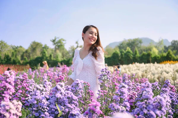 Bela Jovem Ásia Mulher Desgaste Branco Vestido Aproveitando Sorrindo Lavanda — Fotografia de Stock