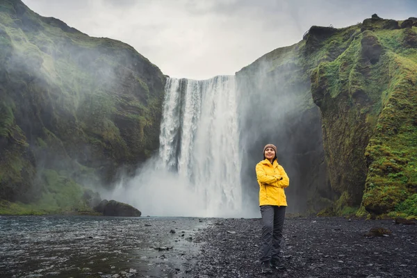 Молодая Азиатская Туристка Жёлтой Куртке Наслаждается Водопадом Скогафосс Текущим Скалы — стоковое фото