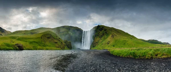 Panoráma Kilátás Fenséges Skogafoss Vízesés Folyik Hangulatos Nyáron Déli Izlandon — Stock Fotó