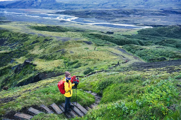 Feliz Joven Excursionista Asiático Chaqueta Amarilla Disfrutando Montaña Volcánica Entre —  Fotos de Stock