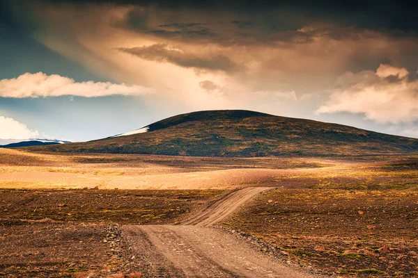 Krajobraz Polnej Drogi Przez Wulkaniczną Górę Odległej Pustyni Wiejskiej Scenie — Zdjęcie stockowe