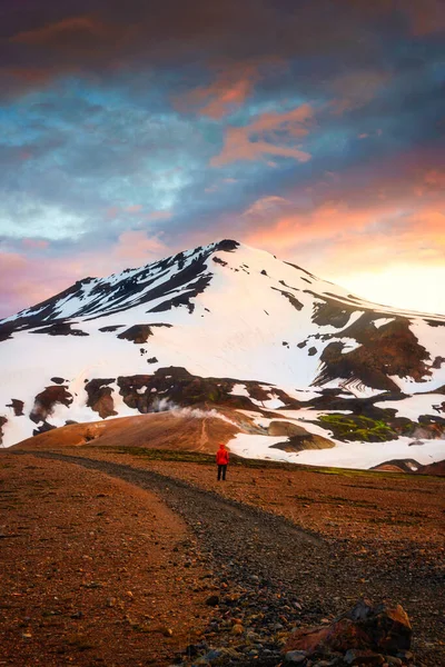 Молодой Турист Гуляющий Керлингарфьолле Геотермальному Району Вулканической Горе Летом Горах — стоковое фото