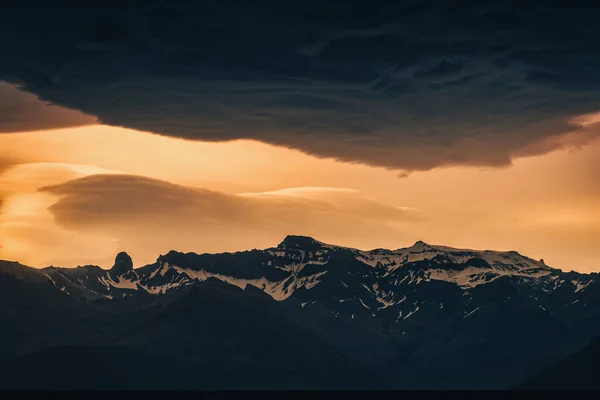 冰岛兰曼纳拉尔 色彩艳丽的落日天空和阿斯帕利塔云彩笼罩着冰岛山区的壮观风景 — 图库照片