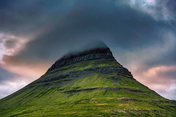 Närbild Moody Kirkjufell Bergstopp Med Mössa Moln Täckt Solnedgången Sommaren — Stockfoto