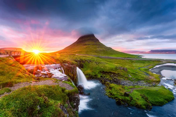 在冰岛的斯内尔兹纳半岛 夏日的日落奇景闪烁着瀑布和比雷埃斯云 — 图库照片