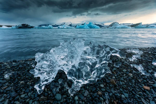 アイスランドのヴァトナヨークトル氷河のラグーンに浮かぶ黒いビーチと氷山に亀裂氷のムーディー風景 — ストック写真