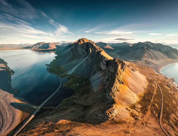 Uitzicht Vanuit Lucht Prachtige Eystrahorn Met Krossasnesfjall Bergketen Zonlicht Kustlijn — Stockfoto