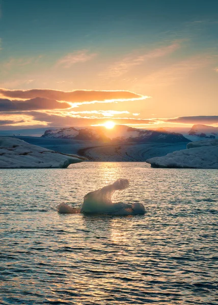 Hermosa Puesta Sol Sobre Laguna Glaciar Jokulsarlon Forma Erótica Iceberg —  Fotos de Stock