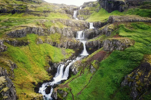 Bela Cachoeira Klifbrekkufossar Sete Camadas Que Flui Escondido Fiorde Mjoifjordur — Fotografia de Stock