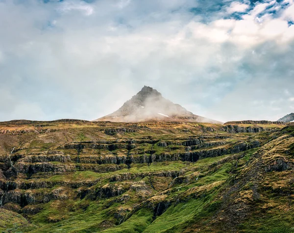 夏季冰岛东部Mjoifjordur峡湾陡峭的火山金字塔和Klifbrekkufossar多瀑布的壮丽景观 — 图库照片