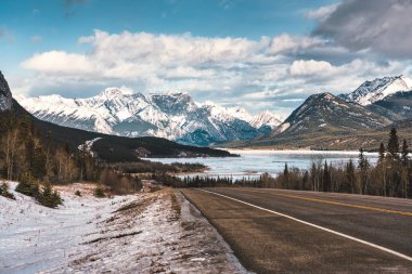 Otoyolun güzel manzarası kayalık dağlar ve donmuş göl Icefields Parkway, Alberta, Kanada