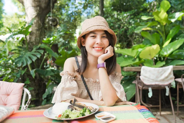 Jovem Mulher Asiática Usar Chapéu Sorrindo Almoçando Com Carne Peixe — Fotografia de Stock