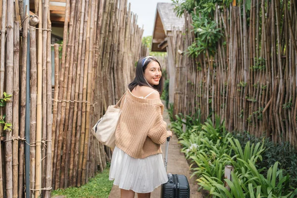 Feliz Jovem Asiático Mulher Arrastando Uma Bagagem Jardim Tropical Resort — Fotografia de Stock