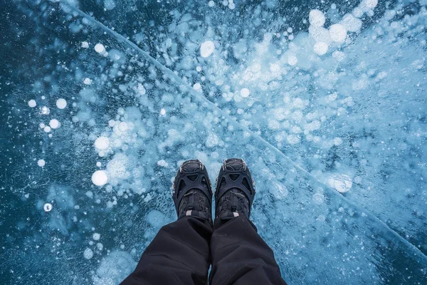 Homem Botas Lago Congelado Com Bolha Natural Inverno Canadá — Fotografia de Stock