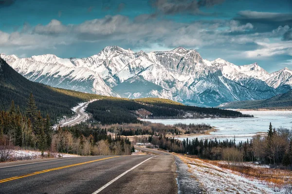 Bela Paisagem Estrada Com Montanhas Rochosas Lago Congelado Icefields Parkway — Fotografia de Stock