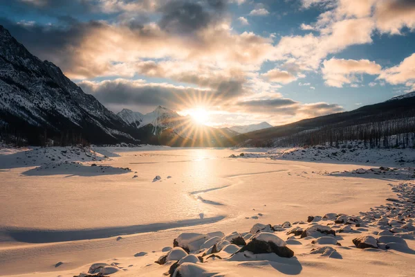 Gyönyörű Táj Napkelte Felett Medicine Lake Sziklás Hegyek Fagyasztott Reggel — Stock Fotó