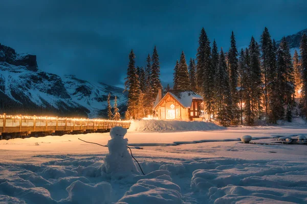 Vinterlandskap Emerald Sjö Med Trä Lodge Glöder Tallskog Och Snögubbe Stockfoto