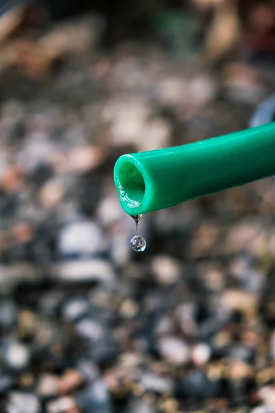 Капает Вода Зеленого Резинового Шланга Саду Экономия Воды — стоковое фото