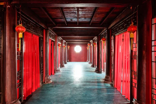 Kırmızı Perdeli Fenerli Geleneksel Çin Ahşap Genelev Odasının Içini Düzenle — Stok fotoğraf