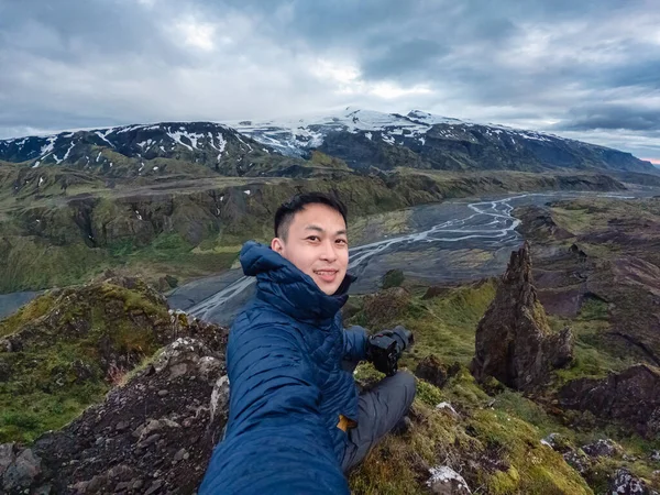 Fiatal Ázsiai Férfi Túrázó Szelfit Készít Csúcson Hegyekkel Izlandi Felföldön — Stock Fotó