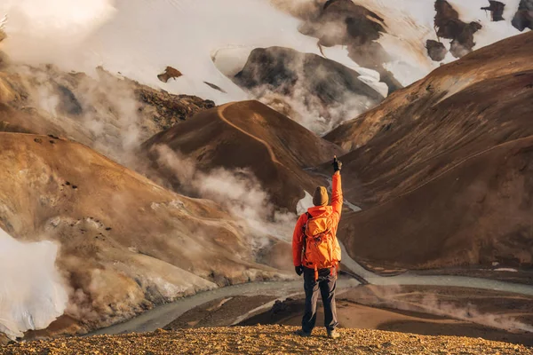 Sikeres Túrázó Férfi Áll Kerlingarfjoll Geotermikus Területen Vulkán Hegy Nyáron — Stock Fotó