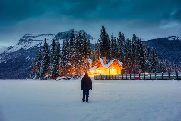 Ένας Ταξιδιώτης Άνθρωπος Στέκεται Στο Χιόνι Ξύλινο Καταθέσει Λαμπερό Και — Φωτογραφία Αρχείου