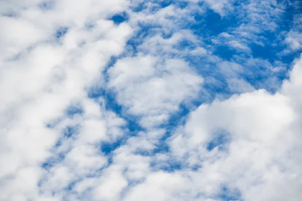 Chmury Puszyste Biały Chmura Błękitnym Niebie Słoneczny Dzień — Zdjęcie stockowe