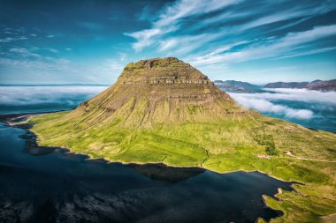 Atlantik Okyanusu kıyısında yaz aylarında İzlanda 'nın Snaefellsnes yarımadasında görkemli engebeli Kirkjufell dağının sisli manzarası