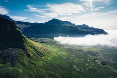 Antik yeşil vadinin havadan görünüşü volkanik dağ ve sis uzak ıssız topraklarda yaz aylarında İzlanda 'da