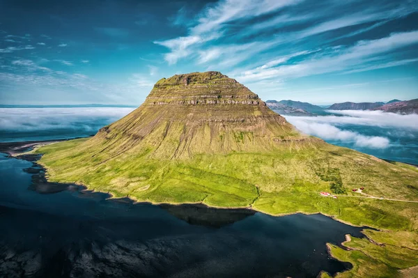 Flygfoto Över Majestätisk Robust Kirkjufell Berg Med Dimmig Atlanten Sommaren — Stockfoto