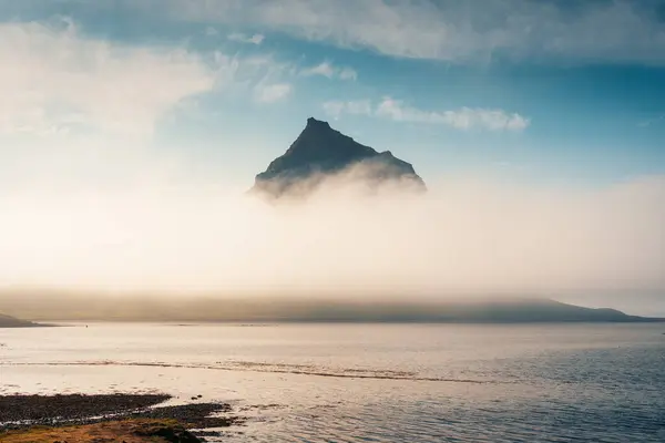 Gyönyörű Táj Kirkjufell Hegy Rejtett Köd Felett Atlanti Óceán Nyáron — Stock Fotó