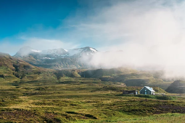 Rustig Uitzicht Het Platteland Met Scandinavisch Huis Heuvel Met Mist — Stockfoto