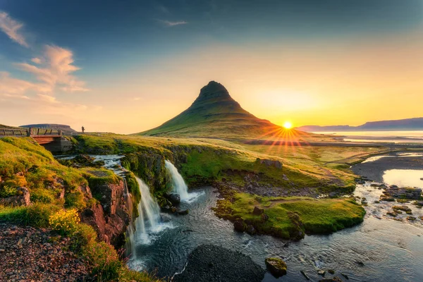 Gyönyörű Táj Napkelte Felett Vulkanikus Kirkjufell Hegy Kirkjufellsfoss Vízesés Nyáron — Stock Fotó