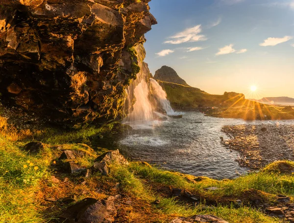 アイスランドのスナッフェルネス半島で夏にカークフェルフの滝と火山カークフェル山の上に日の出のパノラマ風景 — ストック写真