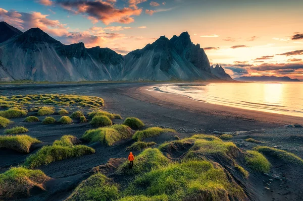 アイスランド南東部のストークスネス半島の黒い砂浜に草の塊でベストラーコーン山の上に日の出の美しい風景 — ストック写真