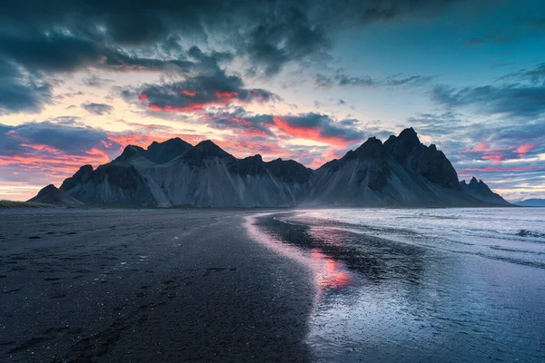 Fantastico Paesaggio Montagna Vestrahorn Cielo Drammatico Sulla Spiaggia Sabbia Nera — Foto Stock