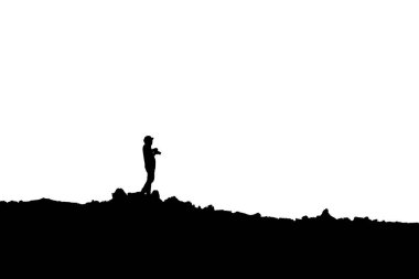 Fotoğrafçı silueti beyaz arka planda dağda fotoğraf çekiyor.